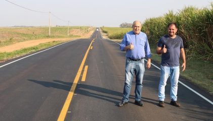 Prefeito Carlão e vereador Fábio Santos acompanham trabalho de recape na Rodovia Rafard-Porto Feliz