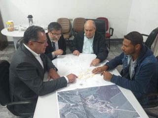 Para regularizar terrenos de Itapeva, prefeito Carlão se reúne com COHAB Bandeirante