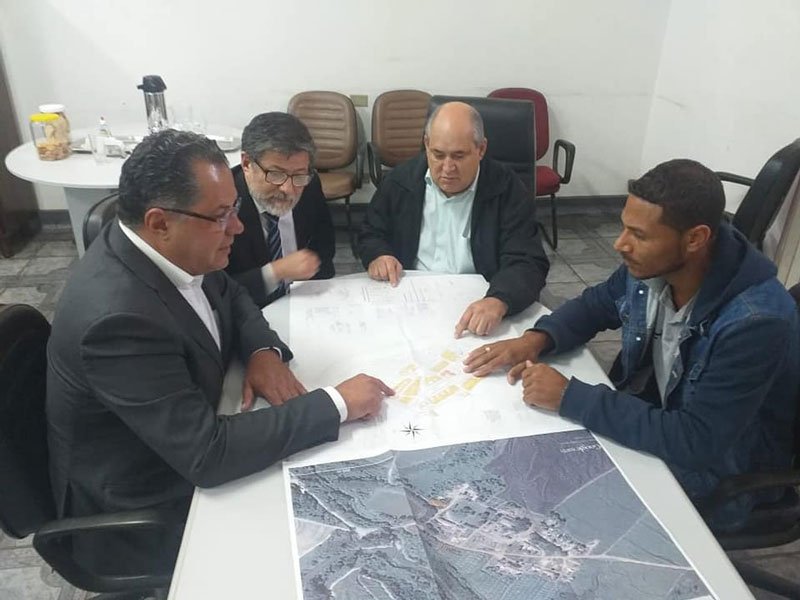 No momento você está vendo Para regularizar terrenos de Itapeva, prefeito Carlão se reúne com COHAB Bandeirante
