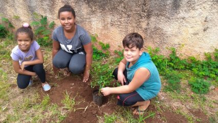 Grupo de Crianças do CRAS realiza plantio de árvores