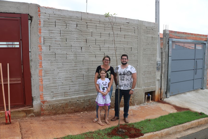 Read more about the article Moradores das Casas Populares recebem doações de mudas de árvores para plantio