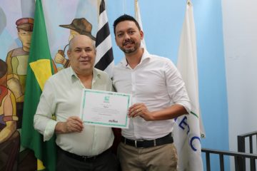 Prefeito Carlão recebe certificado do Programa Parcerias Municipais